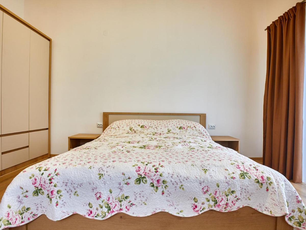 Private Apartment *